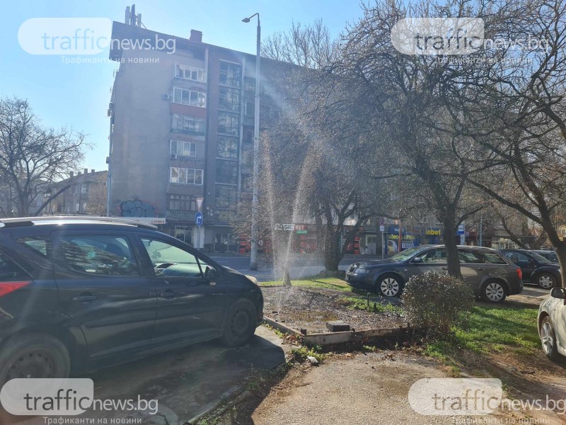 Атракция след авария? Фонтан бликна до възлово кръстовище в Пловдив