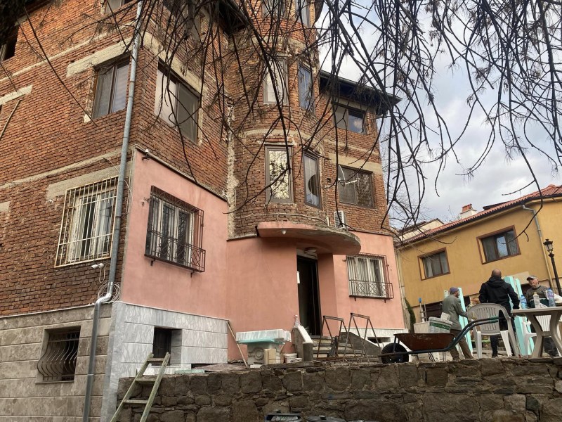 Фасадата на къща в Стария град  осъмна облепена с нещо като мрамор