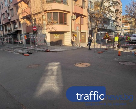 Авария или планов ремонт? Разкопаха асфалт на чисто нова улица в Кършияка