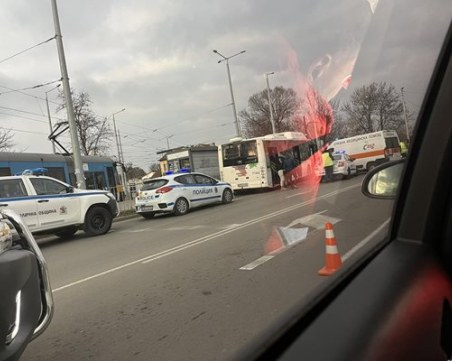 Автобус в София помля три коли и спря в будка, шофьорът е откаран в болница