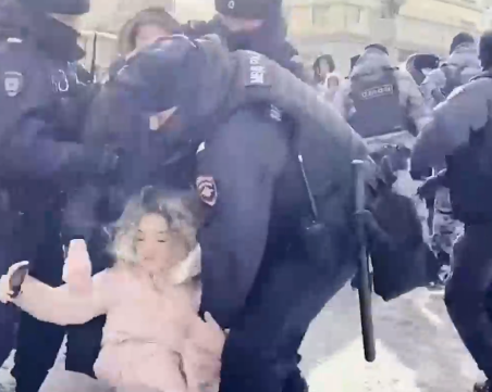 Стотици арестувани в Русия заради отдаване на почит към Навални