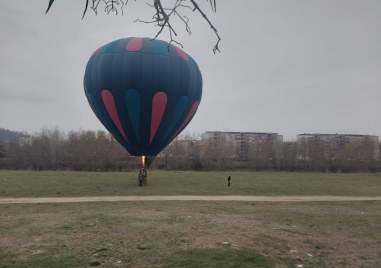 Въздушен балон кацна преди минути до брега на Марица в