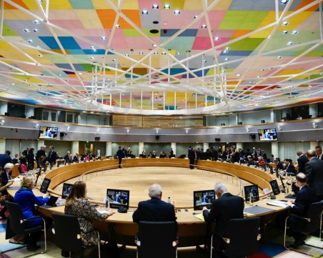 Мария Габриел в Брюксел: ЕС остава единен и солидарен с Украйна