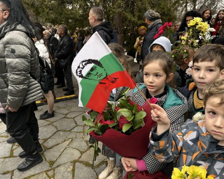 Озарени детски лица, знаменца и цветя на церемонията в почит на Васил Левски