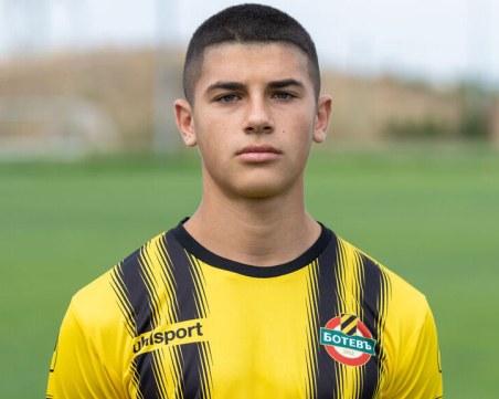 Юноша на Ботев ще играе в Академик Свищов