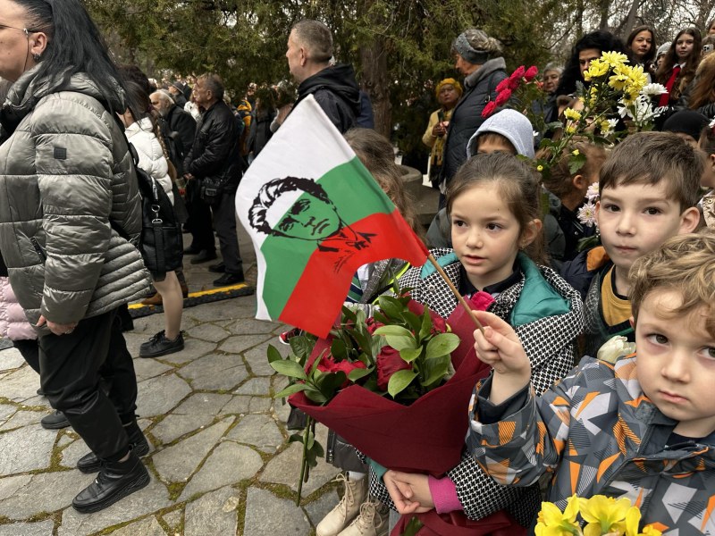 Озарени детски лица, знаменца и цветя на церемонията в почит на Васил Левски