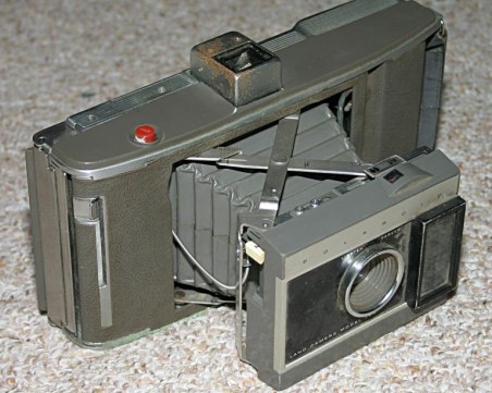 На този ден: В САЩ е произведен първият фотоапарат Полароид