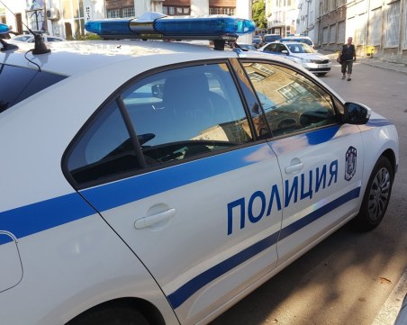 Психично болният мъж, отвлякъл две деца в Дупница, преди време откраднал патрулка