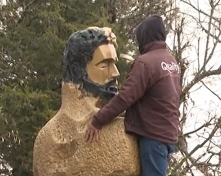 Самоук художник и кмет боядисаха брадата и косата на Христо Ботев