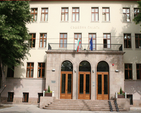 Строг затвор за мъж, запалил кола и къща в Пазарджишко