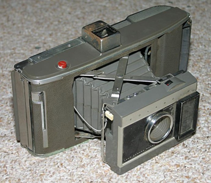 На този ден: В САЩ е произведен първият фотоапарат Полароид