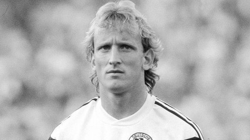 Легендарният бивш футболист на Германия Андреас Бреме е починал късно снощи вечерта на