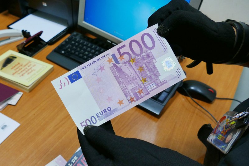 Съдът в Пловдив остави в ареста мъж и жена, пробвали да пробутат 2000 фалшиви евро в казино