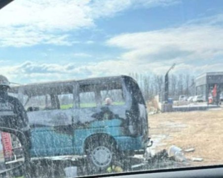 Бус се запали в движение на Околовръстното на Пловдив и изгоря