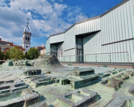 Епископската базилика и сградата 