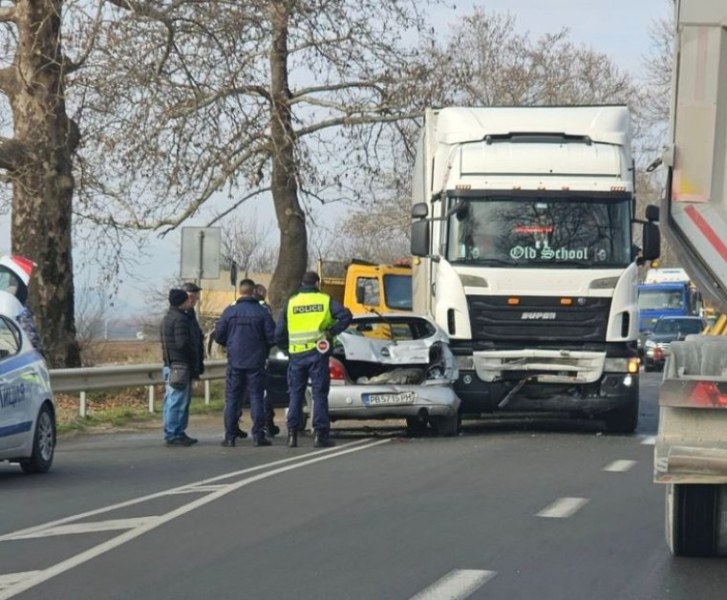 Кола и камион катастрофираха на пътя Пловдив-Пазарджик