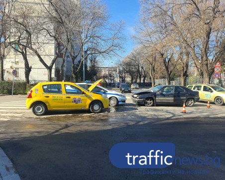 Двама пострадаха при катастрофа в Пловдив, бургазлия не спря на знак