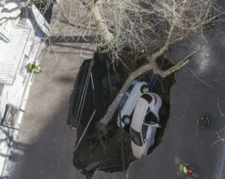 Огромна дупка погълна коли в Италия