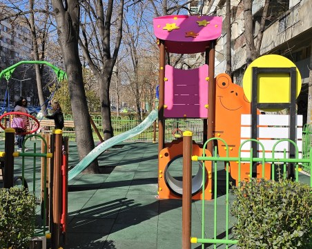 Ремонтираха поредната детска площадка в район „Централен