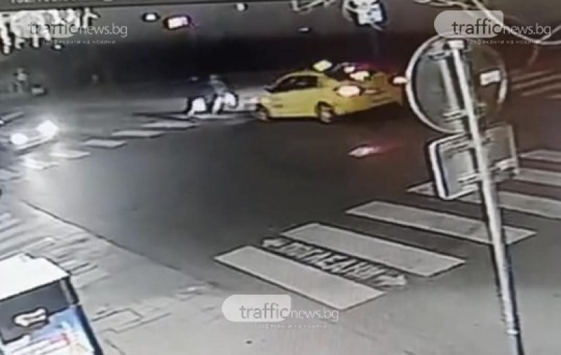 Камера запечата как таксиметров шофьор помита жена на пешеходна пътека в Пловдив и бяга