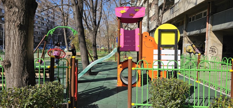 Ремонтираха поредната детска площадка в район „Централен