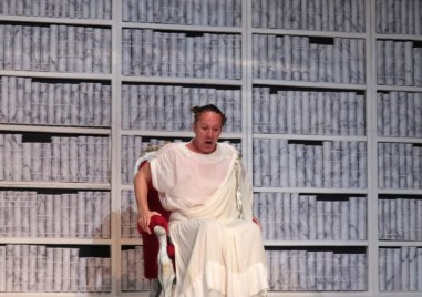 Спектакълът Антигона на Александър Морфов и Плевенския театър се мести