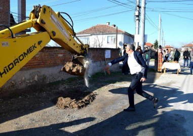 Кметът Димитър Иванов даде старт на реконструкцията на ул 35