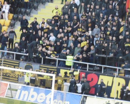 Бой между феновете на Ботев на мача с Етър