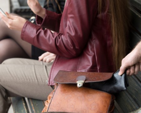 Джебчийка задигна телефон в центъра на Пловдив, друг апаш обра магазин