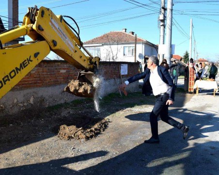 Кметът Димитър Иванов направи първа копка на обновяване на улица в Маноле