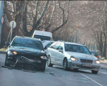 Лека катастрофа затруднява движението на бул. „Шести септември”