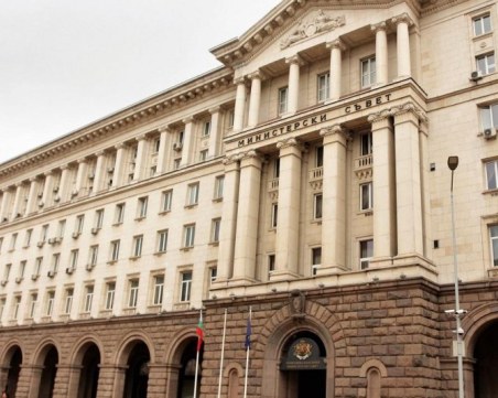 Осветяват сградата на Министерски съвет в цветовете на украинското знаме