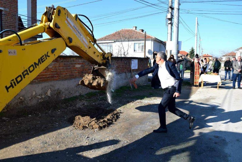 Кметът Димитър Иванов направи първа копка на обновяване на улица в Маноле
