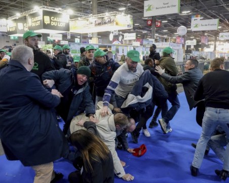 Фермери освиркваха Макрон на селскостопански панаир в Париж