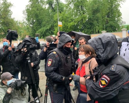 Полицията в Москва арестува журналисти