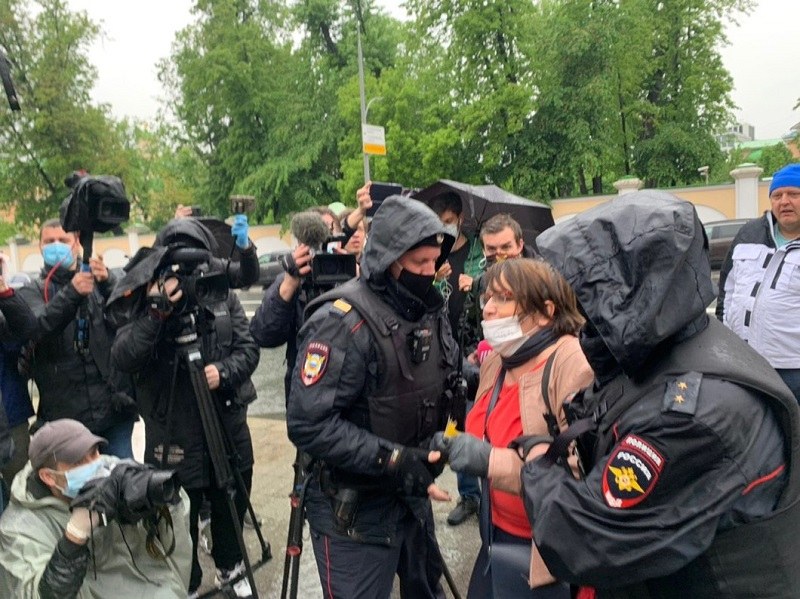 Полицията в Москва арестува журналисти