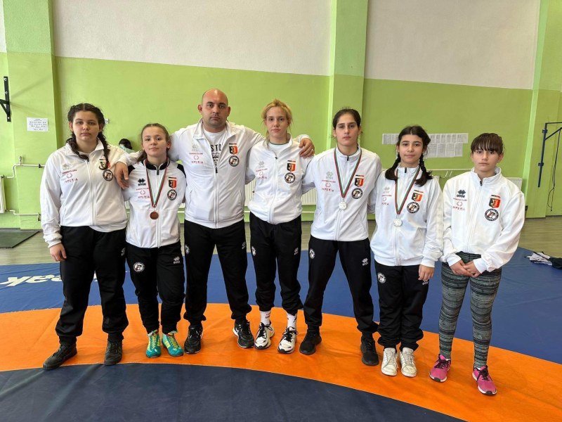 Три медала за Локомотив от ДЛП по борба за момичета