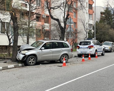 Джип се вряза в дърво в Асеновград