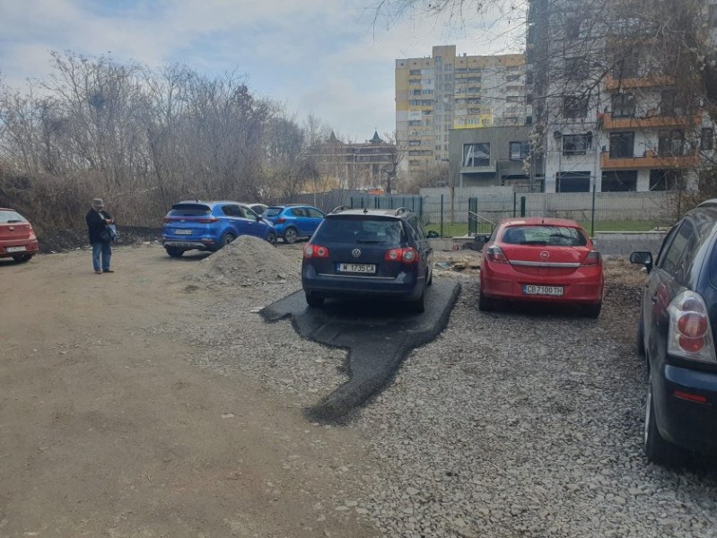 Появи се странно паркомясто в София