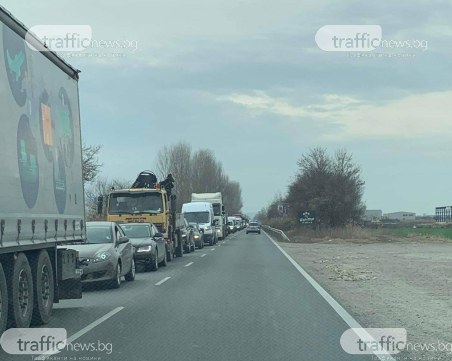 Аварирал ТИР предизвика сериозно задръстване на Околовръстното на Пловдив - няма къде да отбие