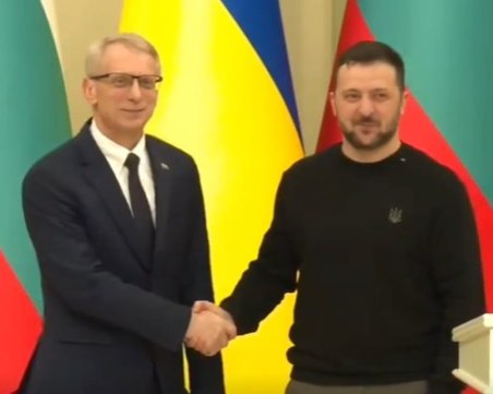 Денков подари на Зеленски копие на меча на хан Кубрат