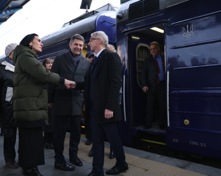 Денков пристигна на посещение в Украйна
