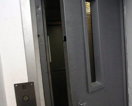 Пожарникари извадиха петима италианци, заседнали в асансьор в Плевен