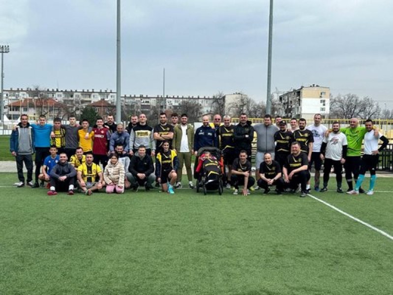 Ръководството на Ботев (Пловдив), негови млади футболисти и привърженици на