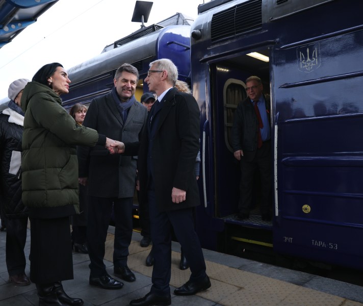 Денков пристигна на посещение в Украйна