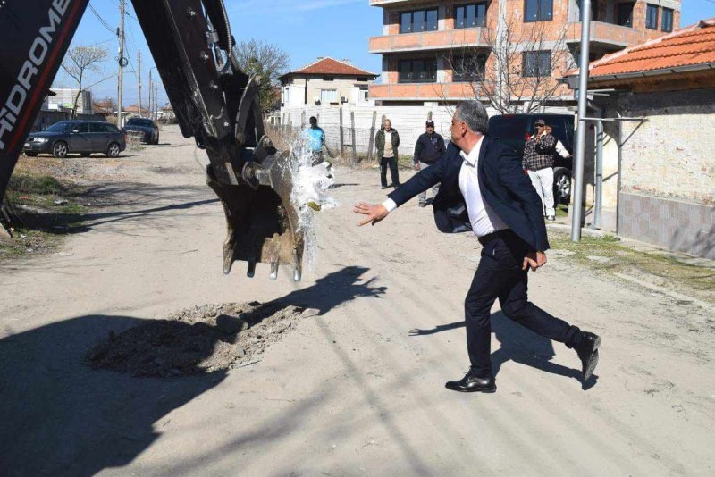 Първа копка на улица Хан Аспарух“ в Калековец направи кметът