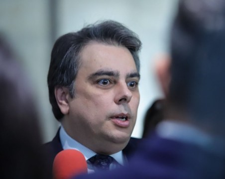 Асен Василев: Няма да вдигаме данъците на общините