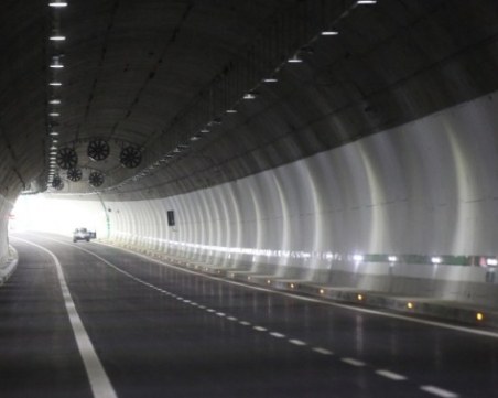 Ограничават движението по тунел 