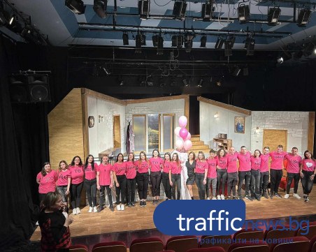 Дванадесетокласници изненадаха класната си с покана за бала от сцената на Драмата