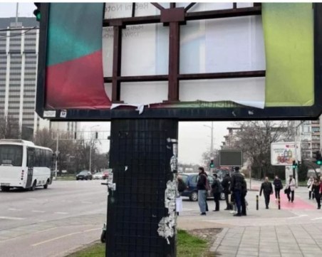 Прокуратурата се самосезира за разкъсания билборд, посветен на годишнината от войната в Украйна